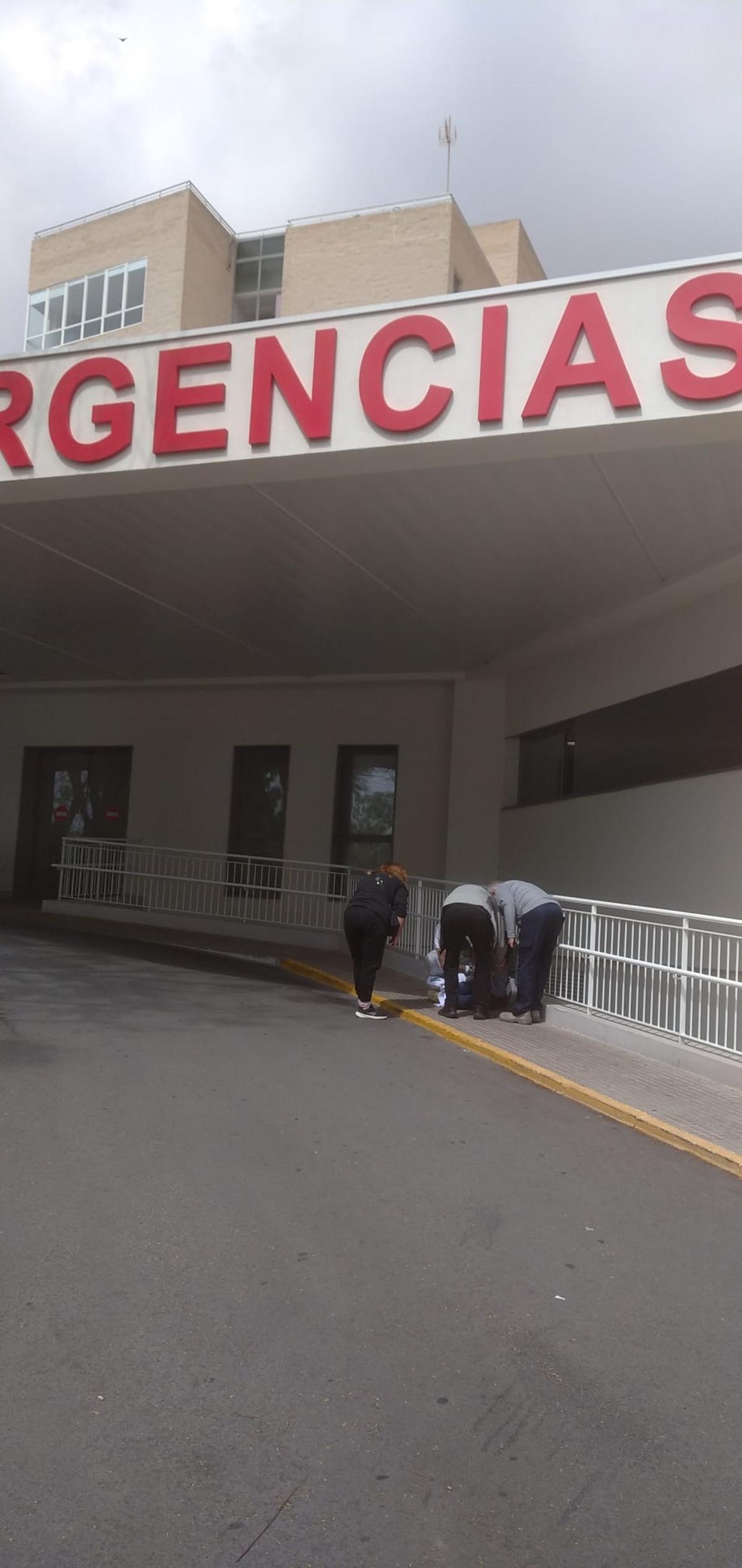 Varias personas intentan ayudar a la paciente mientras estaba en el suelo