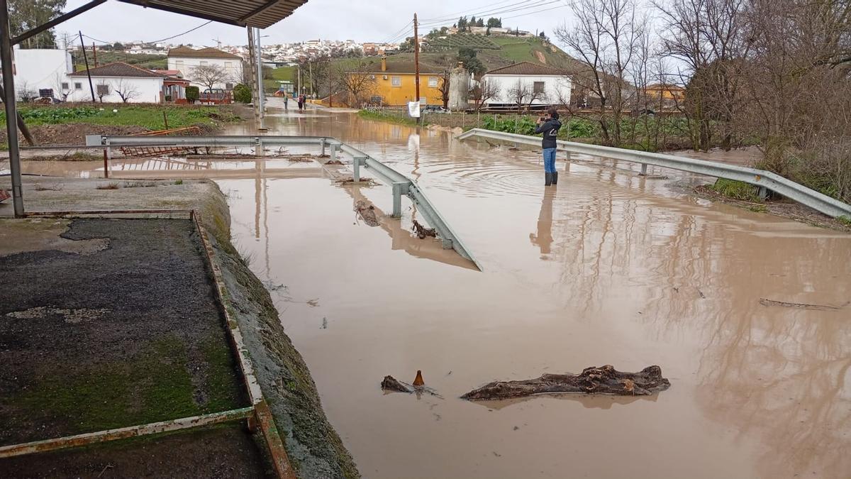 Carretera cortada en Monturque este miércoles.