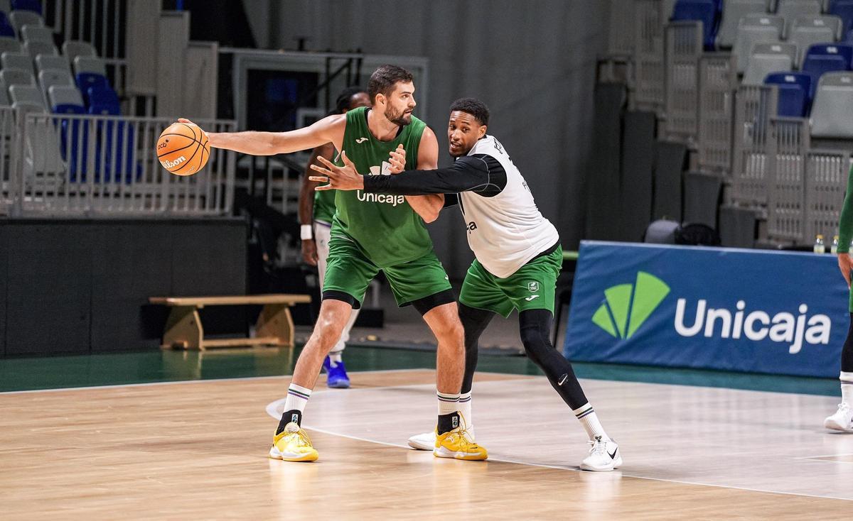 David Kravish, junto a Augustine Rubit, durante el entrenamiento de este martes.