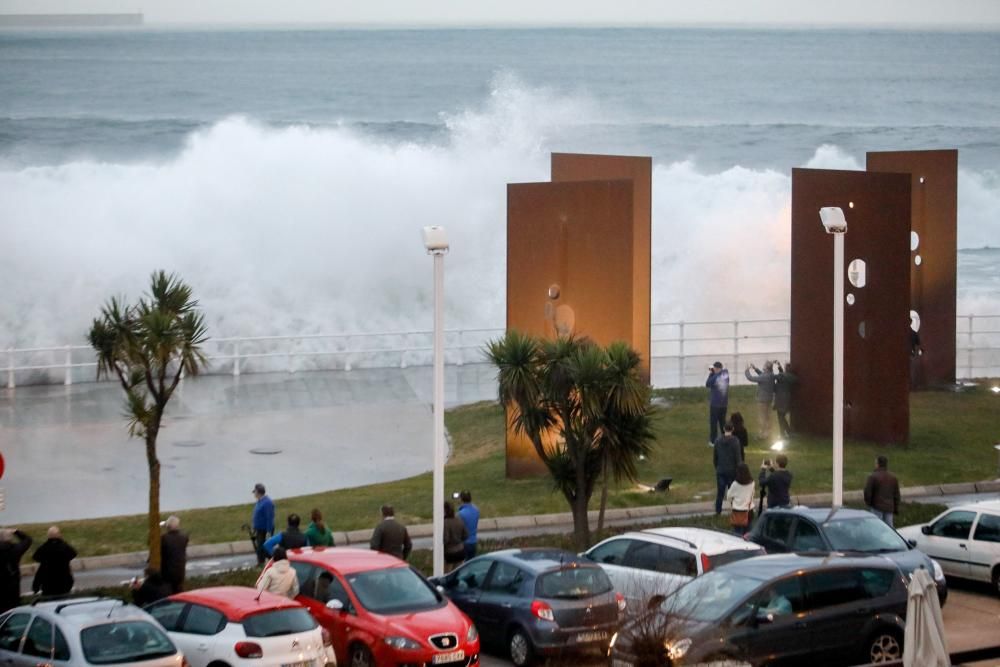 Oleaje en Gijón