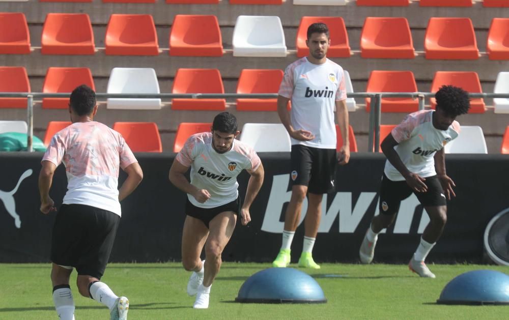 Anil Murthy, atento al entrenamiento del Valencia