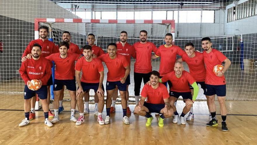 La plantilla al completo del Córdoba Futsal en el Club Natación Sabadell.