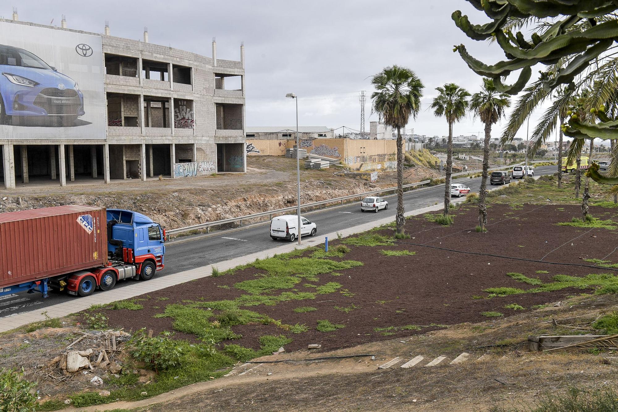 Baches gigantescos en la carretera de acceso a Salinetas, en Telde.