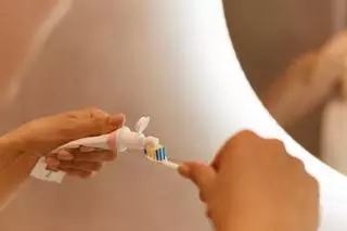 El odontólogo responde: ¿Es imprescindible usar pasta de dientes, cuánta, y cuál es mejor?