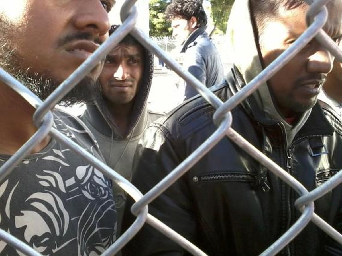 Pintada neonazi que diu: Fora els estrangers, a la paret del centre de detenció d’immigrants de Corint.