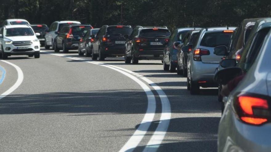 Circulació lenta de vehicles a la C-16 a Cercs, ahir al migdia |