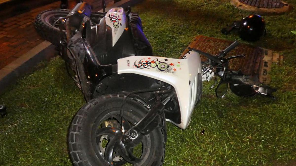 Estado en el que quedó el ciclomotor tras el accidente. | POLICÍA LOCAL DE PALMA