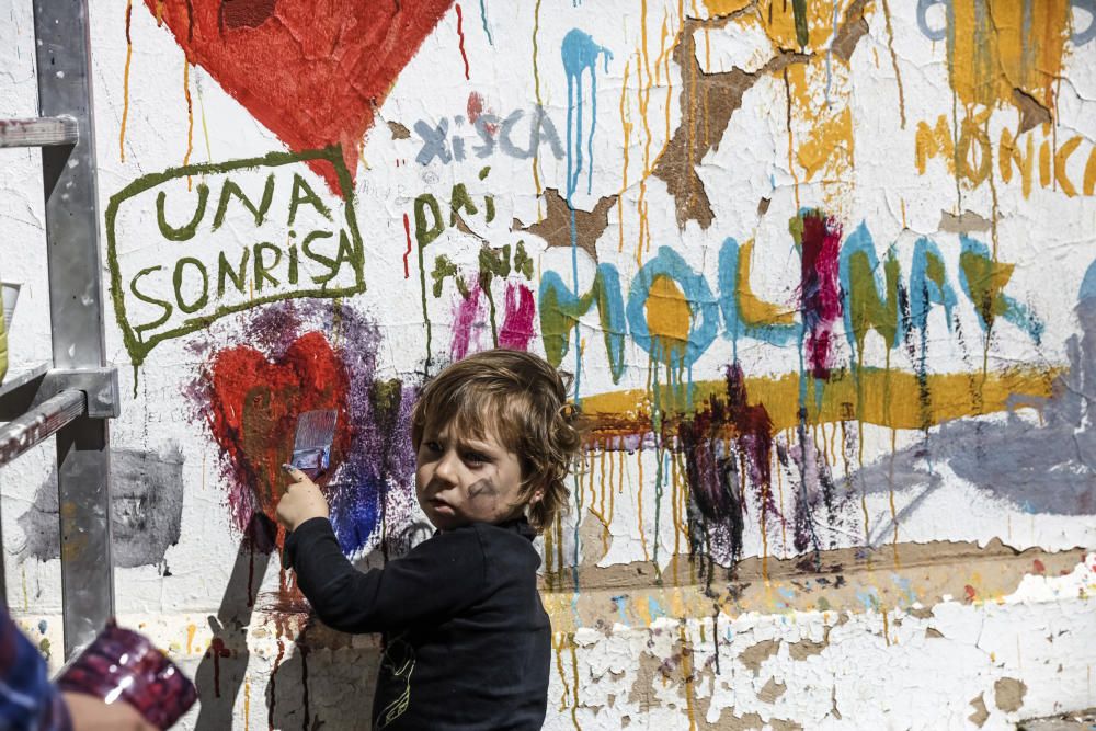 Familias y niños pintan el Molinar