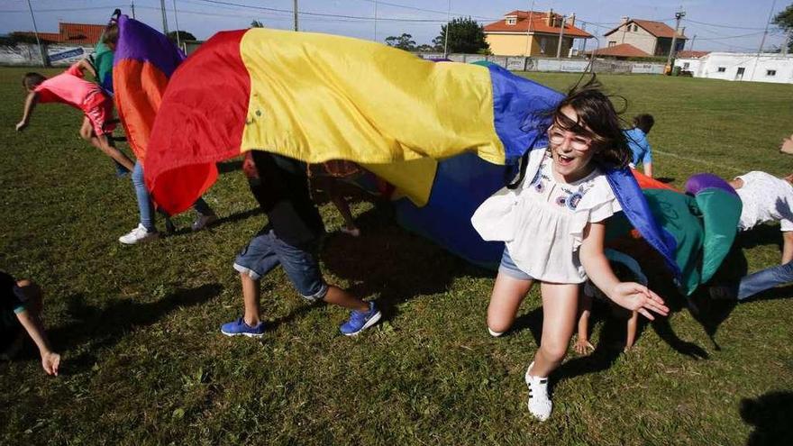 Varios niños, jugando ayer en la fiesta de San Martín de Podes.