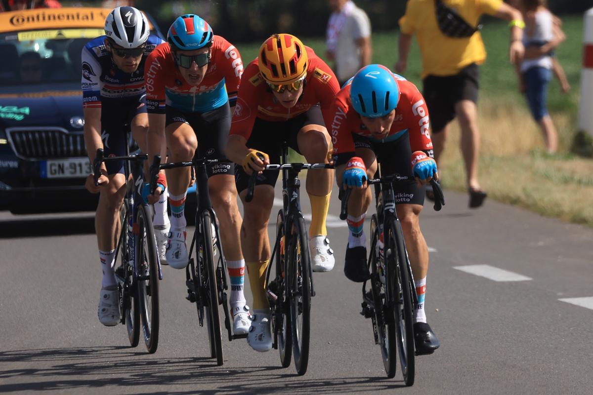 Bourg-en-bresse (France), 20/07/2023.- Belgian rider Victor Campenaerts of team Lotto Dstny leads a breakaway group during the 18th stage of the Tour de France 2023, a 185kms race from Moutiers to Bourg-en-Bresse, France, 20 July 2023. (Ciclismo, Francia) EFE/EPA/MARTIN DIVISEK