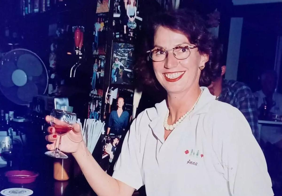 La auxiliar médica, en un bar de copas al terminar la jornada en los años 90 en Peguera.