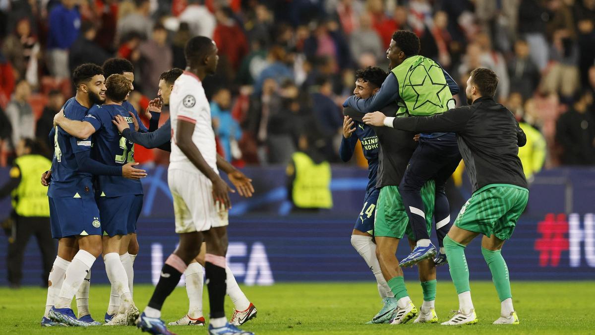 Los jugadores del PSV celebran su decisiva victoria en Sevilla