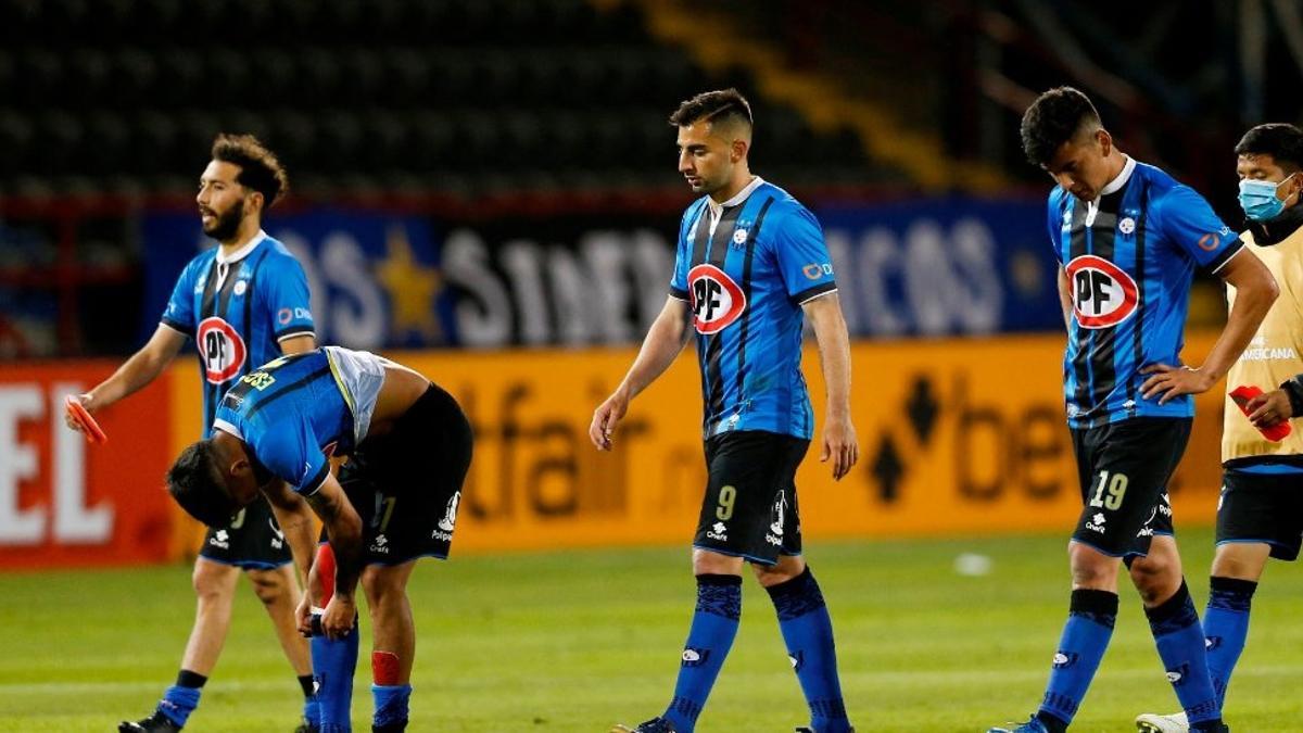 Los jugadores del Huachipato, decepcionados tras no poder ganar.