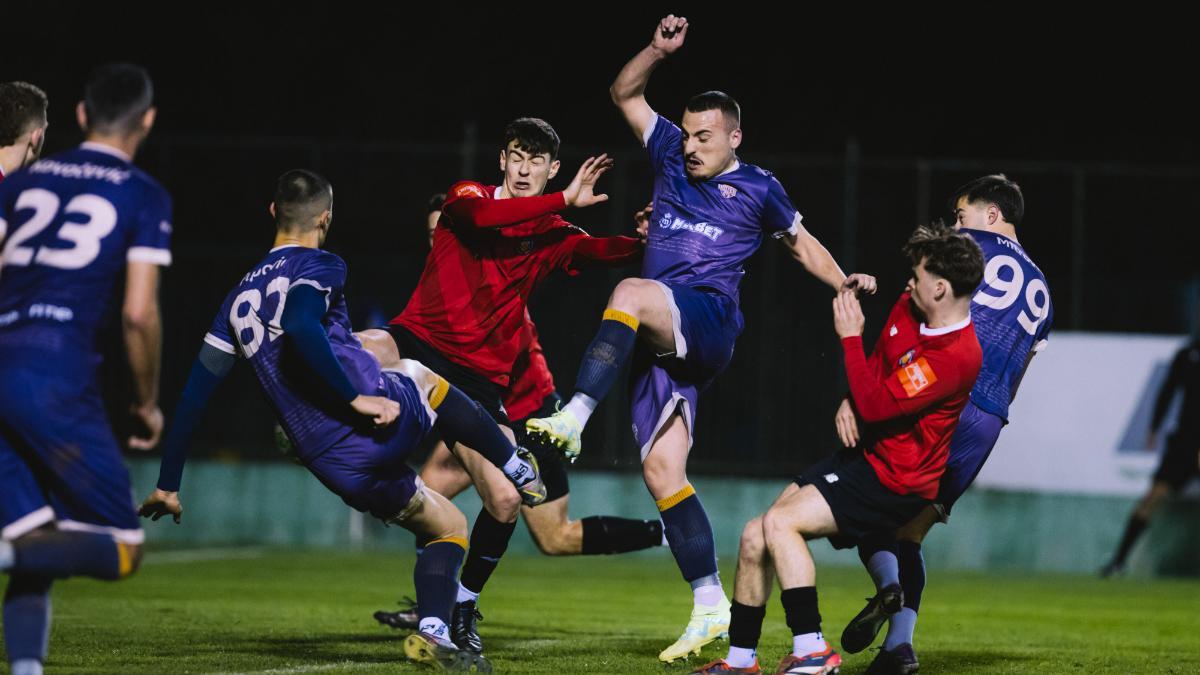 El gol de la victoria del Fans United, entre dos futbolistas