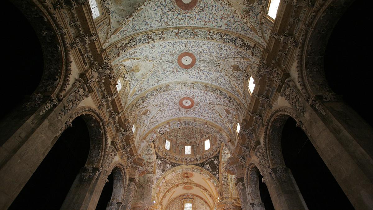 Bóvedas de la iglesia del Monestir de la Valldigna, donde se aprecia el vacío de los florones