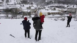 En la imagen, una familia disfruta de la nieve en la localidad lucense de Pedrafita Do Cebreiro.