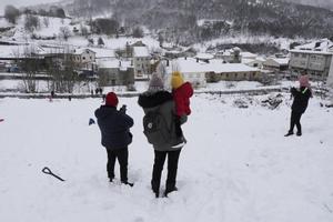 En la imagen, una familia disfruta de la nieve en la localidad lucense de Pedrafita Do Cebreiro.