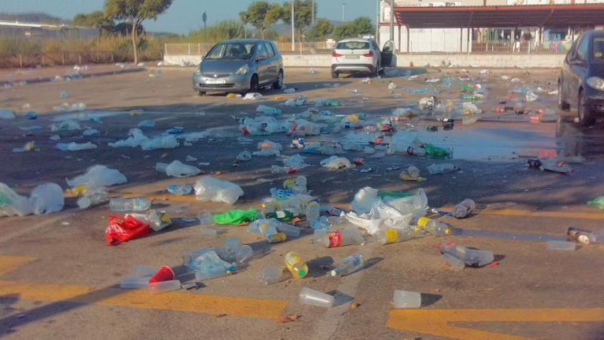 Los alrededores de la discoteca de moda en Xàbia amanecen repletos de basura del &quot;botellón&quot;