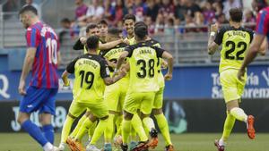 El futbolista del Girona Borja García celebra con sus compañeros tras marcarle un gol al Eibar durante el partido de vuelta de la primera eliminatoria de los ’play-off’ de ascenso a LaLiga Santander entre el Eibar y el Girona