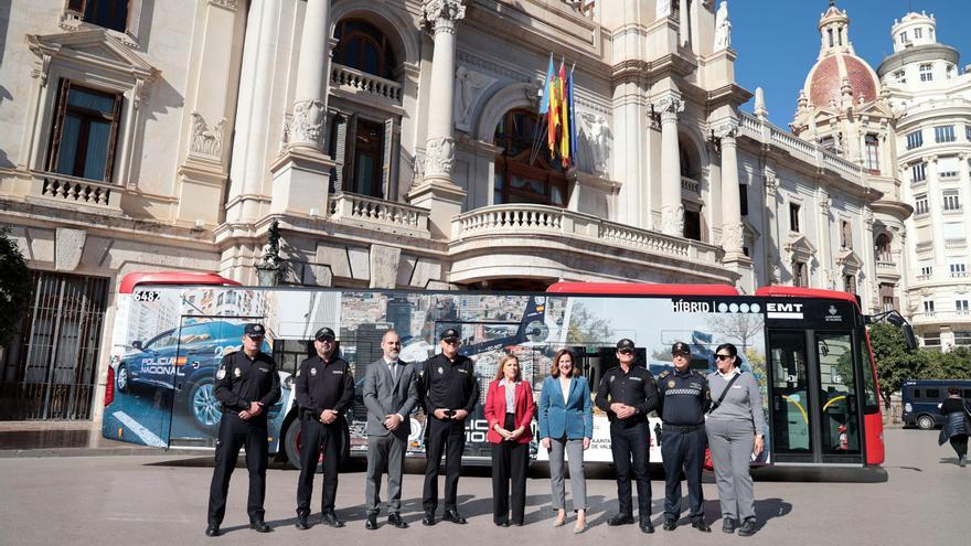 València dedica un autobús de la EMT al 200 aniversario de la Policía Nacional