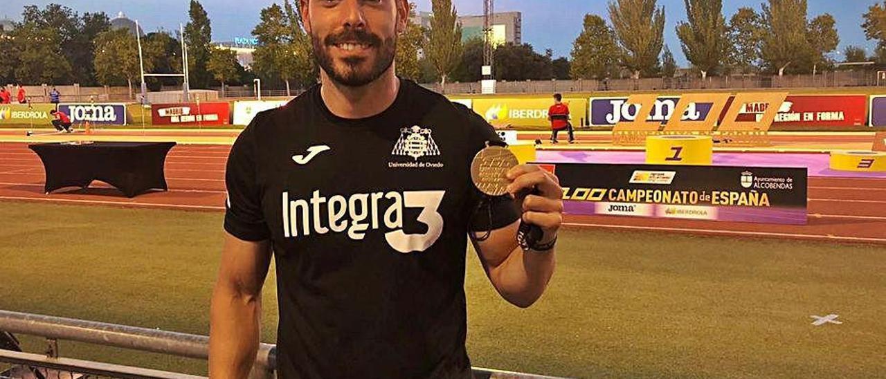 Javier Cobián, ayer, con la medalla de oro en Alcobendas.