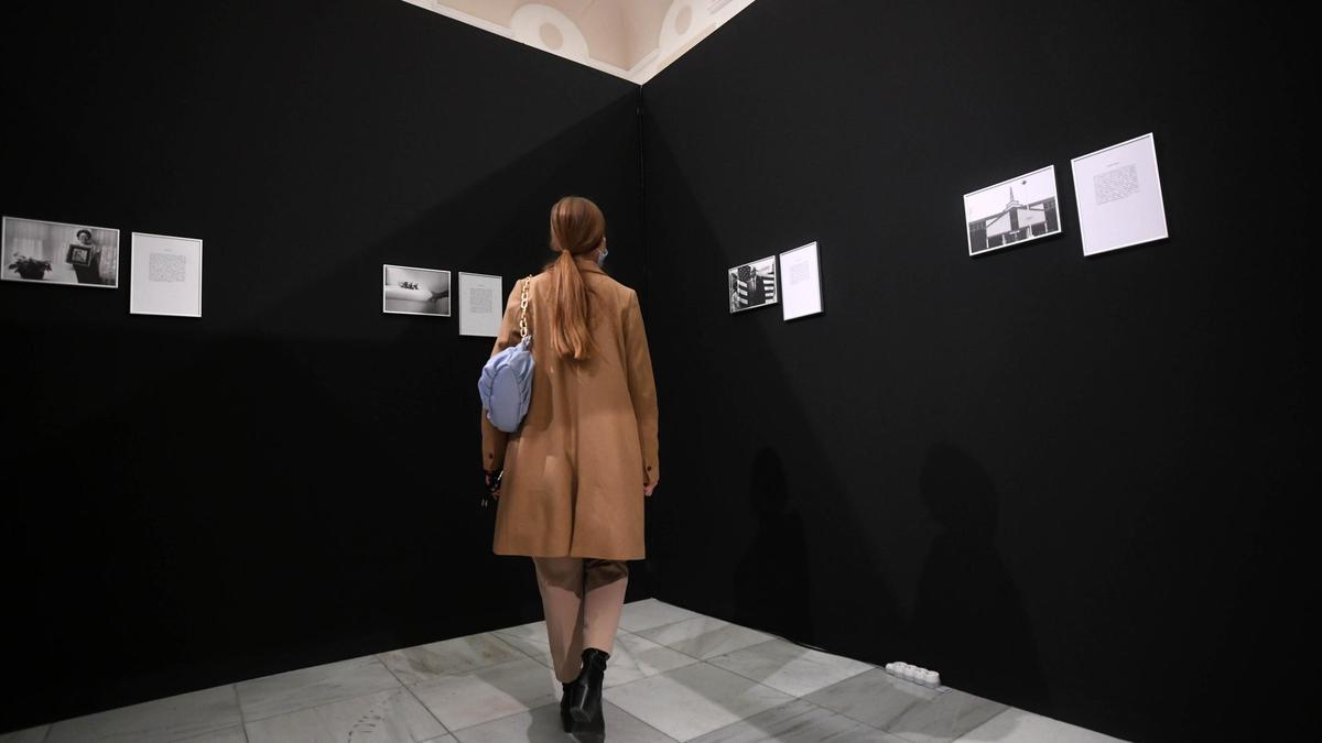 Una joven visita la muestra &#039;Los Ángeles&#039;, de Sophie Calle, en el Palacio del Almudí.