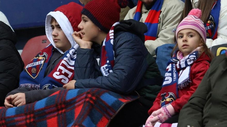 Tensión y frío en la grada del Ciutat de València en el Levante - Burgos