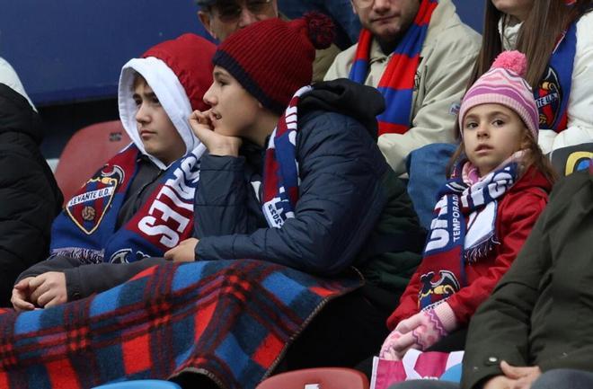 Tensión y frío en la grada del Ciutat de València en el Levante - Burgos