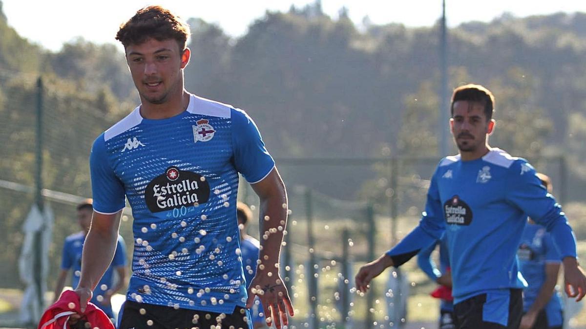 El fabrilista Currás, durante el entrenamiento de ayer con el primer equipo del Dépor. |  // RCD