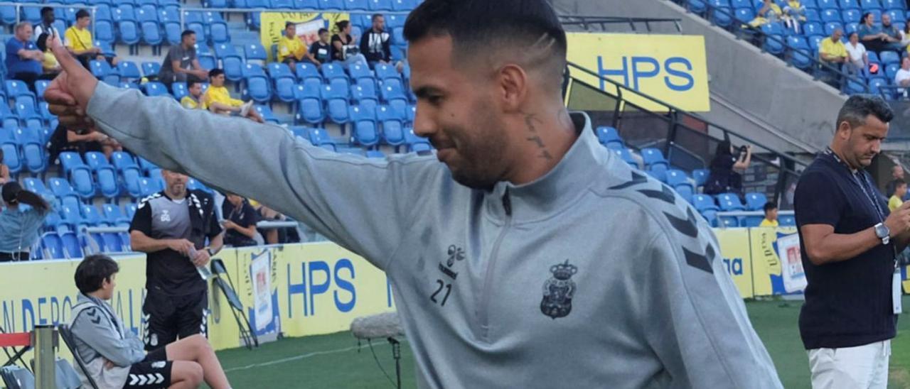 El capitán Jonathan Viera Ramos saluda a la grada de Tribuna, cuando se dirigía al banquillo del Gran Canaria..jpg