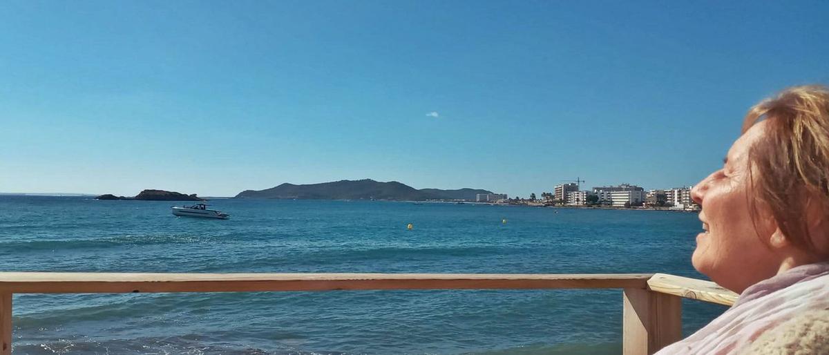 Doerte Lebender disfruta del sol en la playa de ses Figueretes hace un par de semanas.