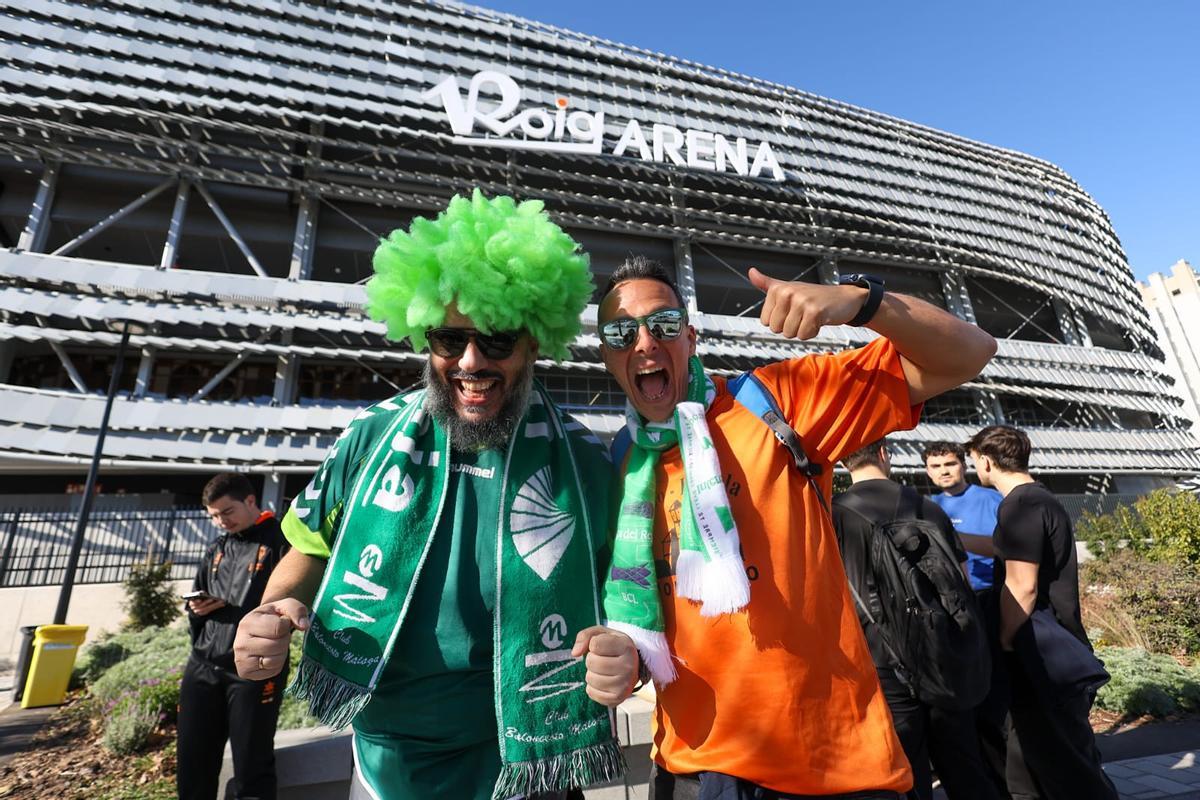 Un aficionado del Joventut y otro del Valencia Basket el pasado jueves antes de la semifinal de la Copa del Rey