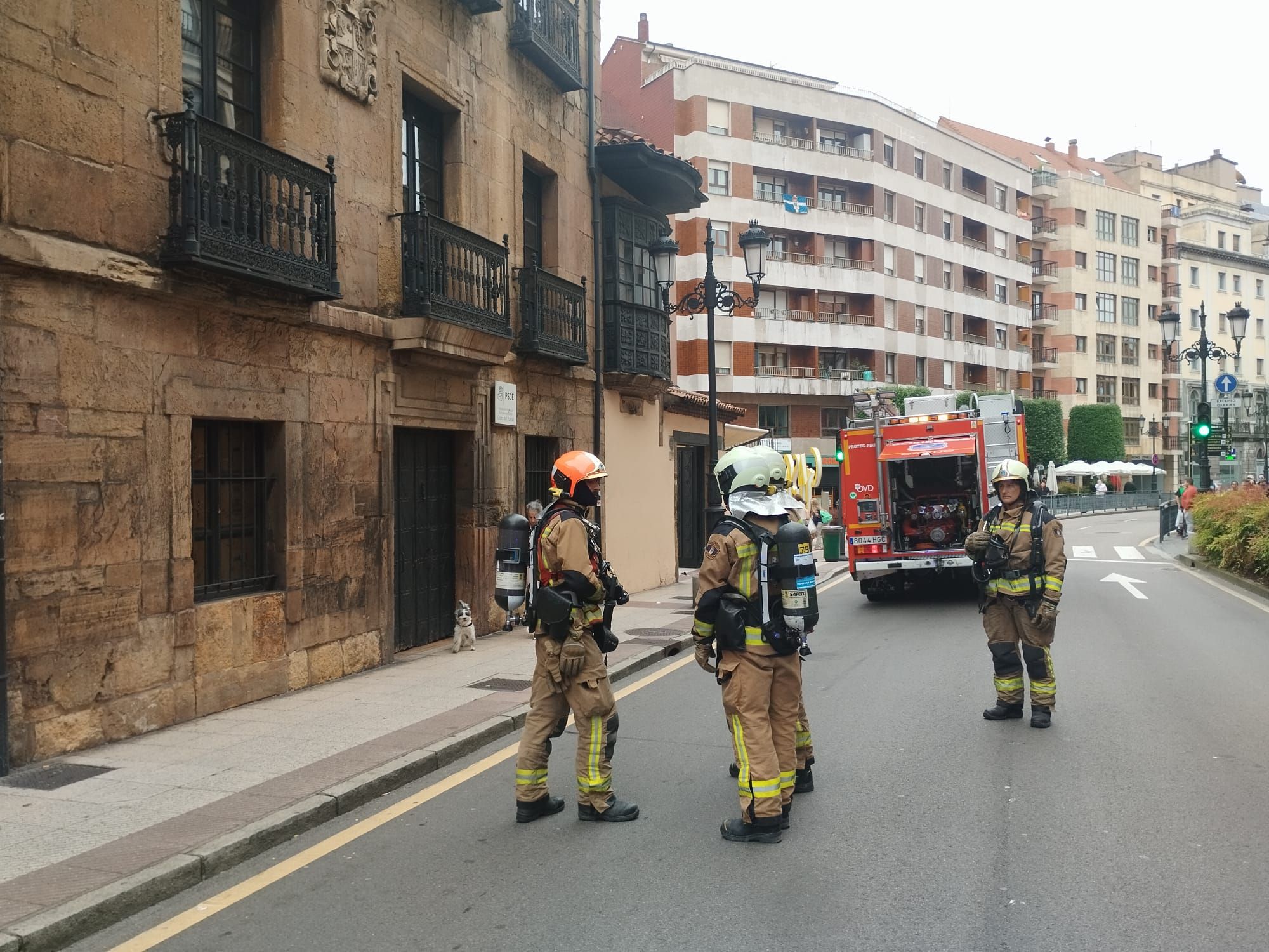 EN IMÁGENES: Así ha sido el operativo de los bomberos de Oviedo en la calle Jovellanos
