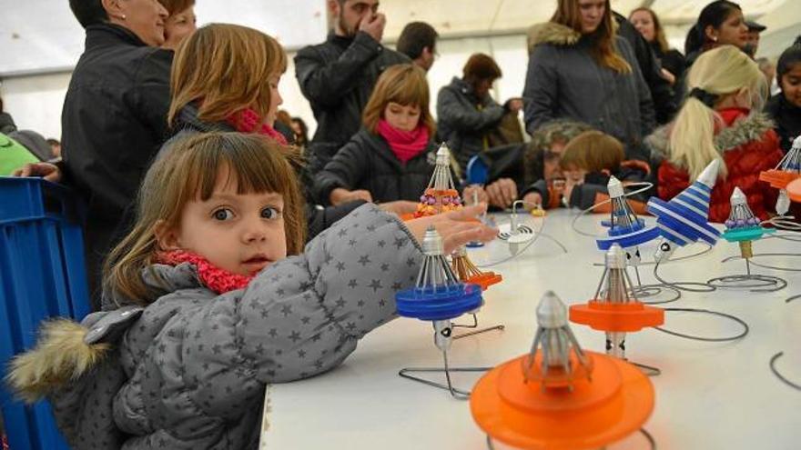 Una nena gaudeix en un dels espais per jugar del certamen berguedà, ahir