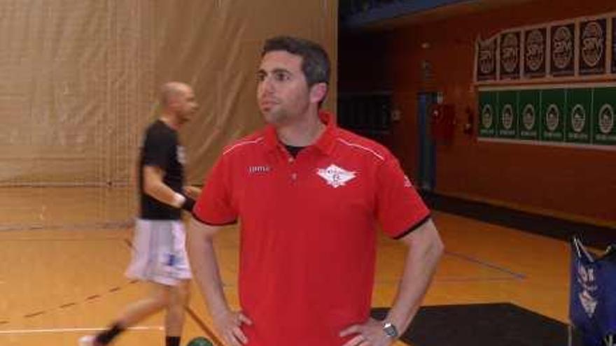 El técnico Isidre viendo el calentamiento del equipo.