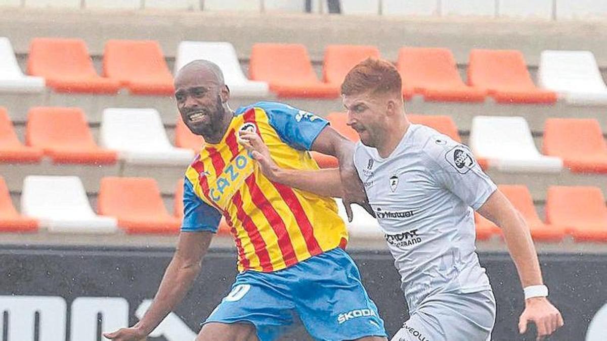 Foulquier en el partido contra el Clermont Foot en el Antonio Puchades