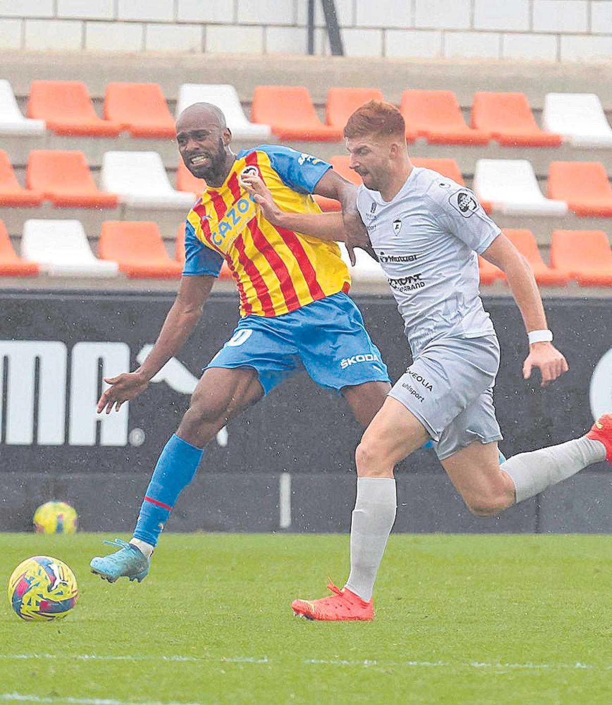 Foulquier en el partido contra el Clermont Foot en el Antonio Puchades