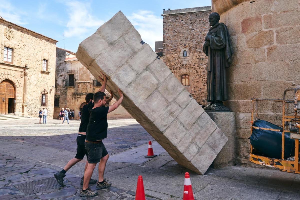 Operarios tapando la estatua de Santa María para el rodaje de 'La Casa del Dragón'.