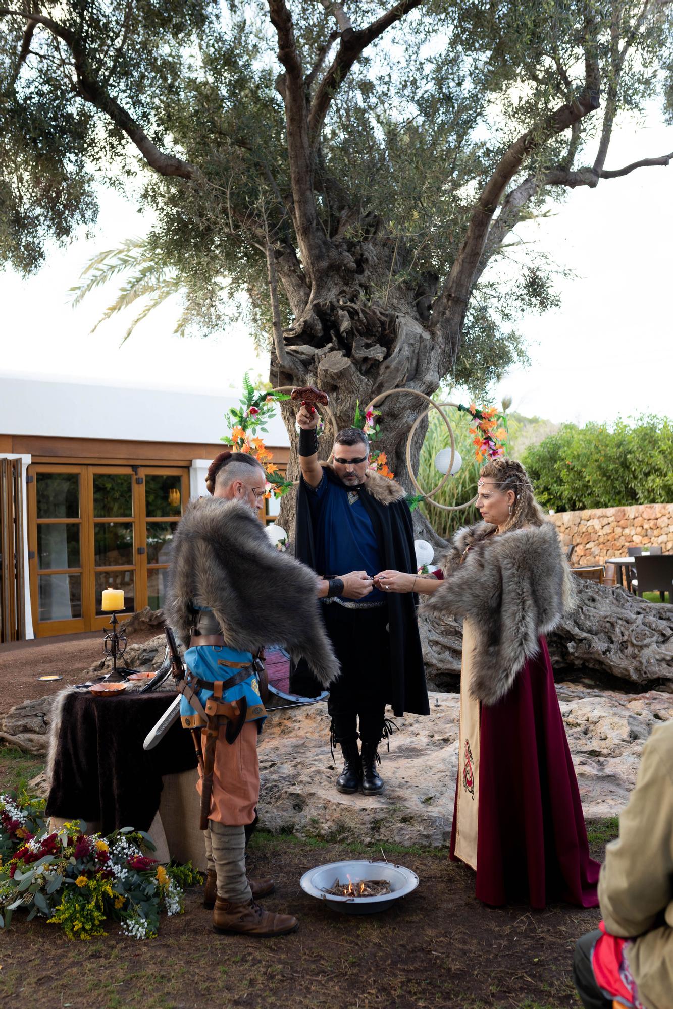Las imágenes de la boda vikinga de Rosalía y Wenceslao en Ibiza