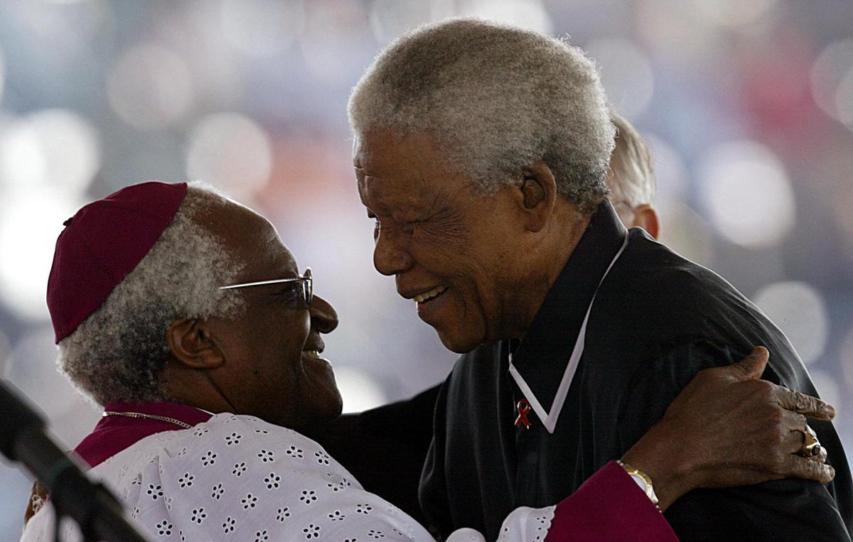 Desmond Tutu y Nelson Mandela se abrazan, el 17 de mayo del 2003, en un homenaje a su amigo común Walter Sisulu, líder del Congreso Nacional Africano y activista contra el apartheid.