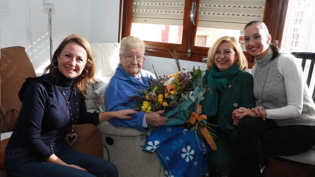 Begoña Carrasco felicita a Humildad Agut por sus 105 años.