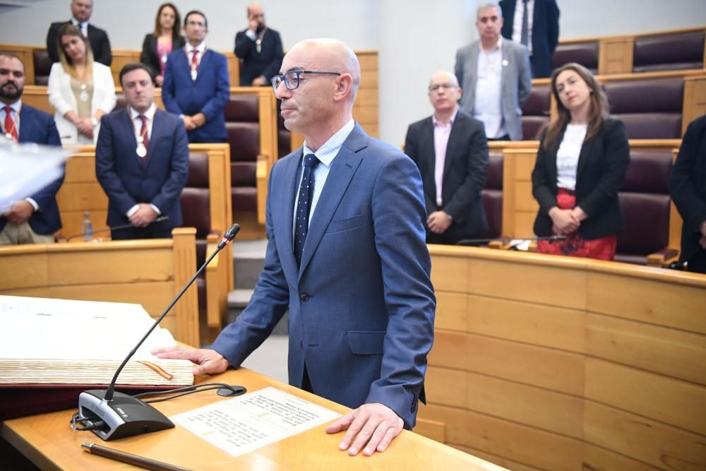 Fue elegido por 17 votos frente a los 14 otorgados a Rosa Gallego del PP. Ha anunciado un plan de lucha contra la despoblación rural en su investidura.