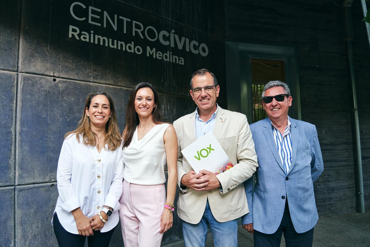 Integrantes de la lista electoral de Vox Cáceres al 28-M, esta tarde, en el Centro Cívico Raimundo Medina.