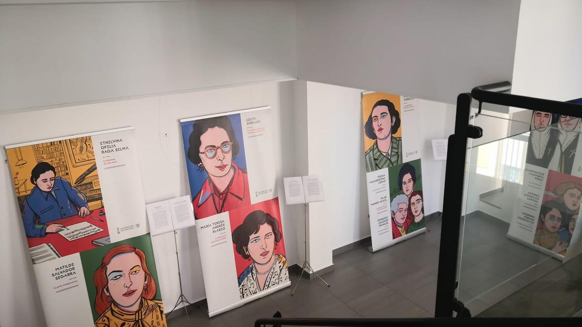 La exposición muestra ilustraciones de Carla Fuentes.