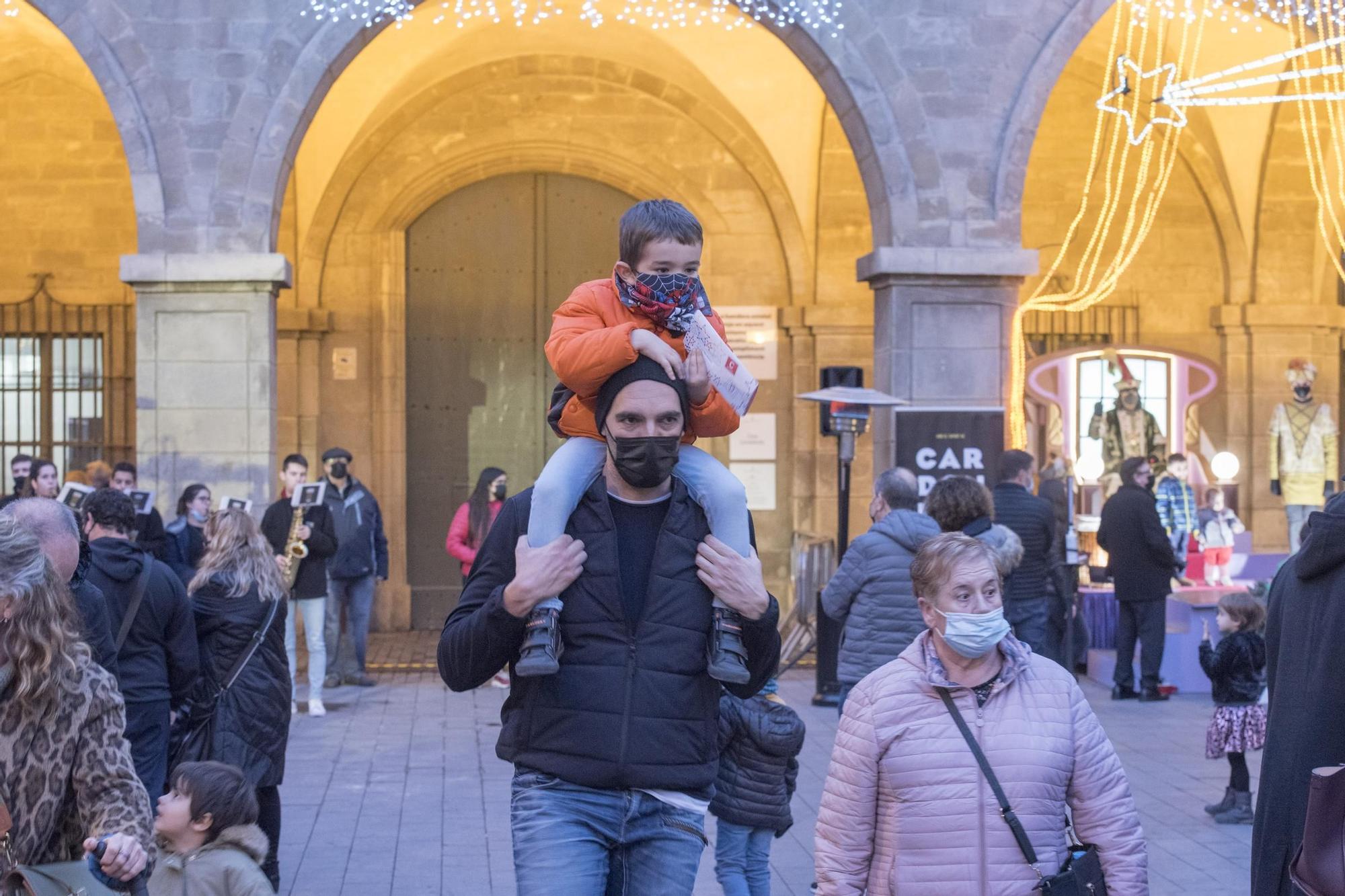 Gairebé 500 nens lliuren la carta al príncep Assuan el seu primer dia