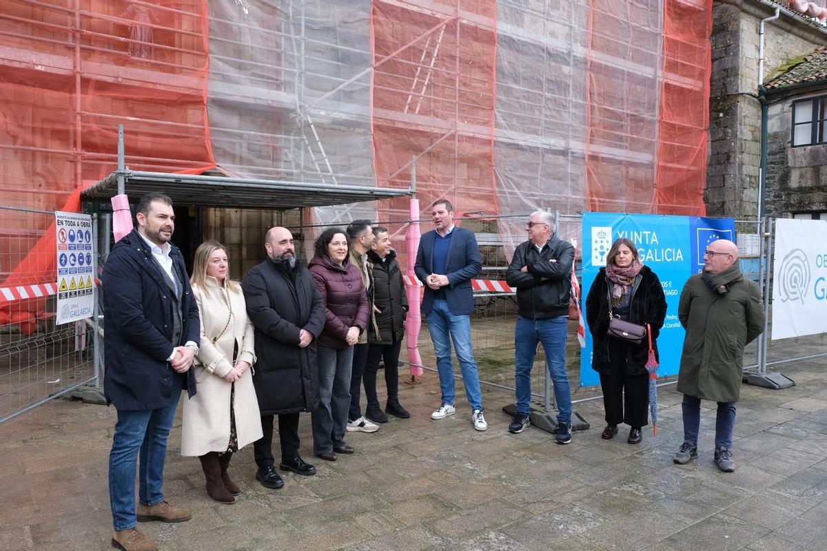 El alcalde de Melide y el conselleiro de Cultura, 3º y 4º por la dcha., durante la visita realizada hoy a la iglesia de San Pedro