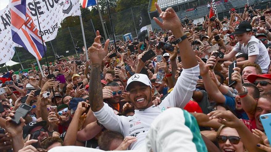 Lewis Hamilton pisotea el sueño de Ferrari en su casa de Monza