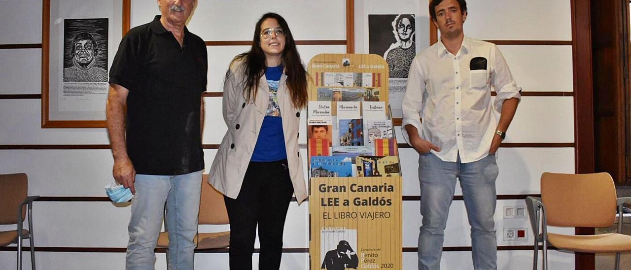 Plácido Checa, Beatriz Morales y Pablo Checa, en el expositor de ubicado en la Casa-Museo Pérez Galdós.