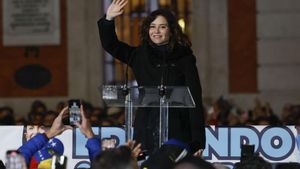 La presidenta de la Comunidad de Madrid, Isabel Díaz Ayuso, en la manifestación. EFE/ Mariscal. añade textos y fotos