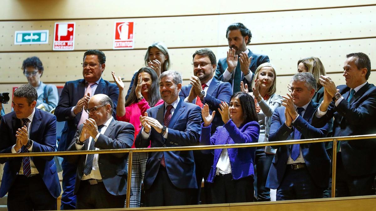 Los miembros del Parlamento de Canarias durante la celebración de la aprobación por el Senado del nuevo Estatuto de Autonomía.
